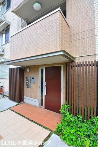 エントランス　オートロック機能付のエントランスです。