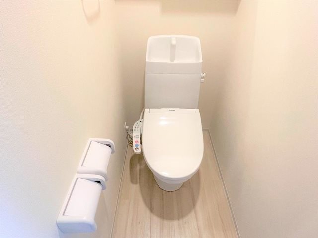 トイレ　※同型タイプ参考写真