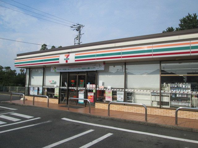 コンビニ　セブンイレブン（コンビニ）まで550m