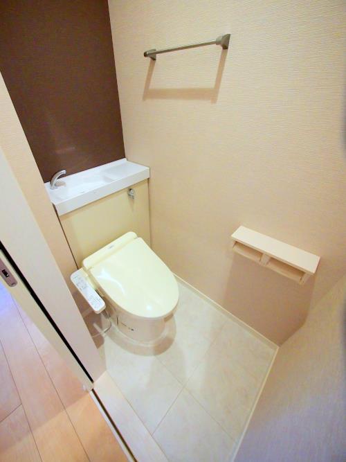 トイレ　トイレには嬉しい温水洗浄便座付きです。