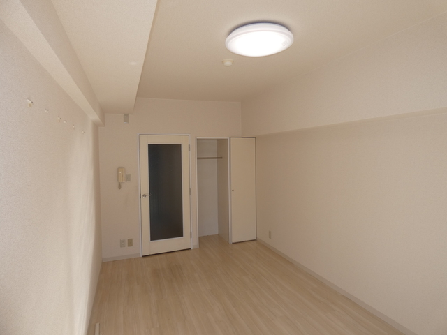 居室・リビング　縦長のお部屋で家具のレイアウトも自由自在。