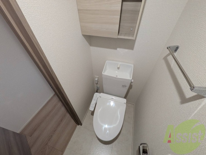 トイレ　トイレは温水洗浄便座です。シンプルな雰囲気になっています。