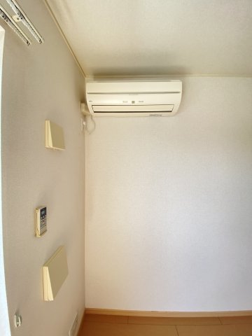 その他設備　エアコン (リビング)