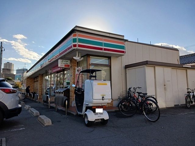 コンビニ　セブンイレブン様（コンビニ）まで400m