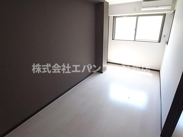 その他部屋・スペース　落ち着いた色調の寝室です