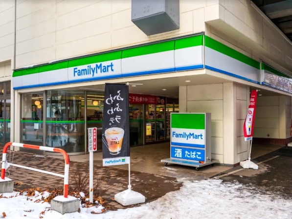 コンビニ　ファミリーマート札幌北6条西7丁目店（コンビニ）まで543m