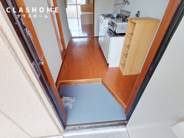 玄関　同物件の別部屋になります。