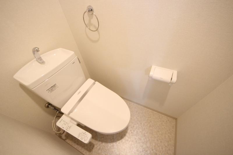 トイレ　落ち着いた色調のトイレです