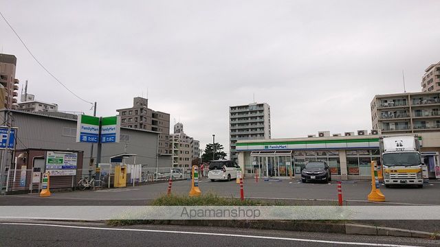 コンビニ　ファミリーマート（コンビニ）まで665m