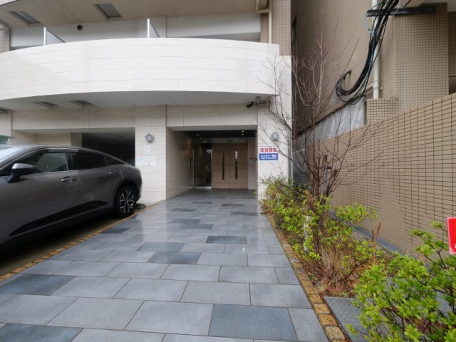 エントランス　落ち着いたエントランスです