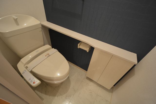 トイレ　温水洗浄便座付きのトイレです♪