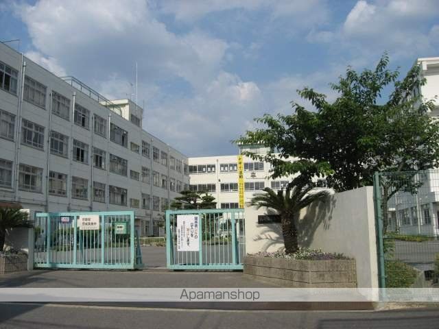 中学校　高槻市立第十中学校（中学校）まで872m