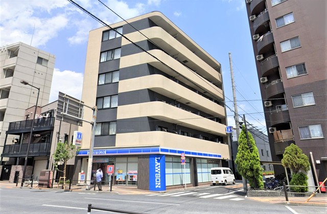 建物外観　1階はコンビニ併設で急なお買物にも便利です