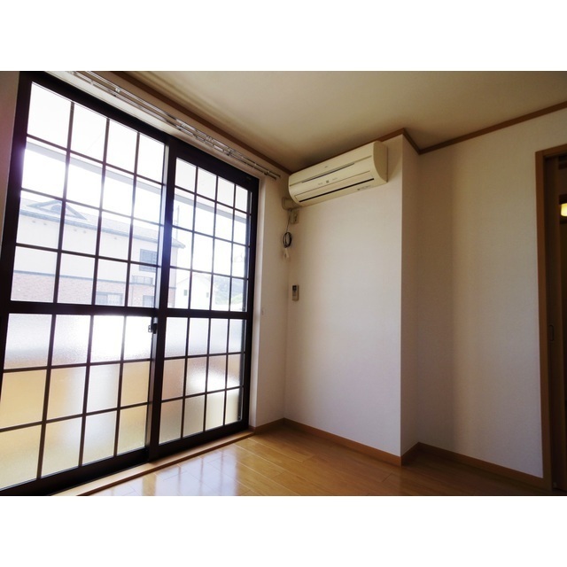 クラール Cの居間写真