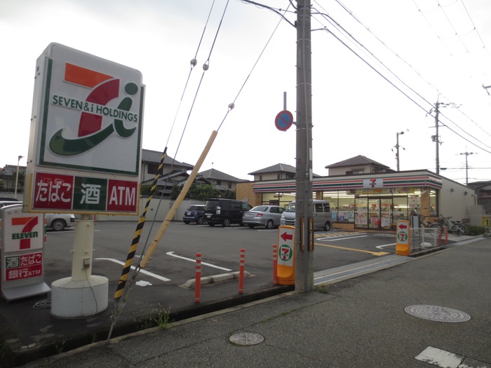 コンビニ　セブンイレブン（コンビニ）まで1300m