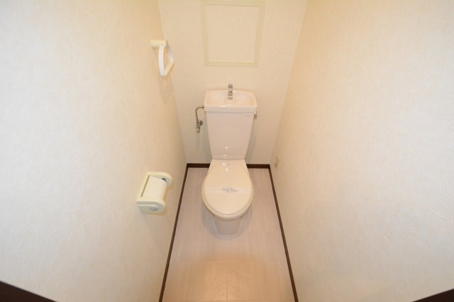 トイレ　温水洗浄便座付きのトイレです♪