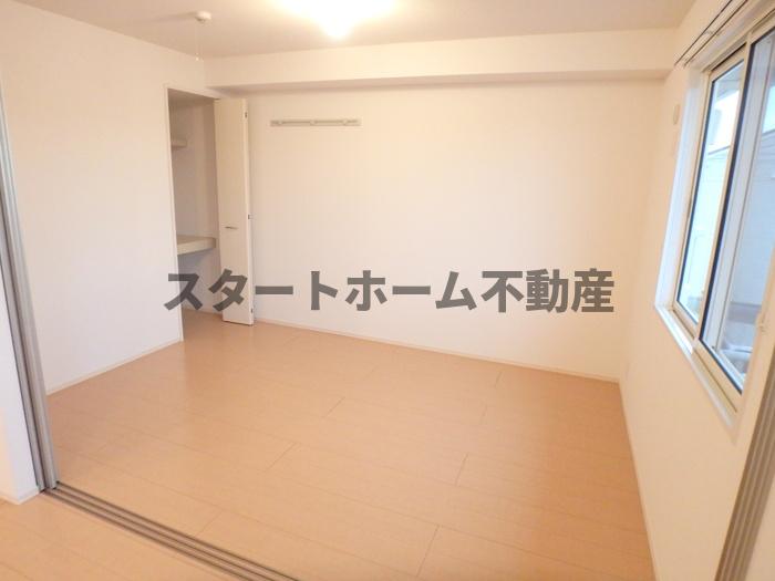 その他部屋・スペース　広くて明るい寝室