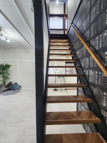 その他部屋・スペース　壁面には輸入クロスを使用したリビングスケルトン階段
