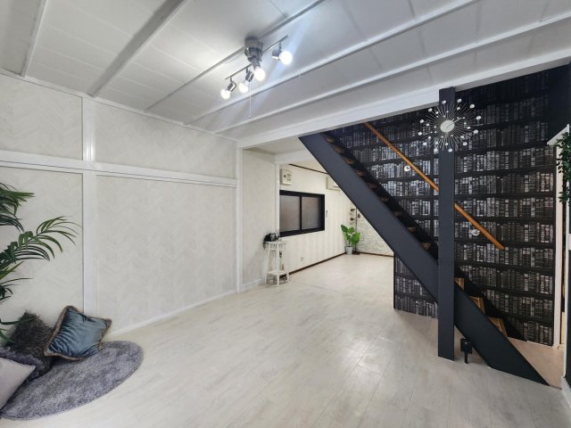 居室・リビング　賃貸では珍しいスケルトン階段が魅力のデザイナーズ戸建て