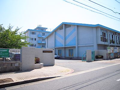 中学校　北九州市立浅川中学校（中学校）まで818m