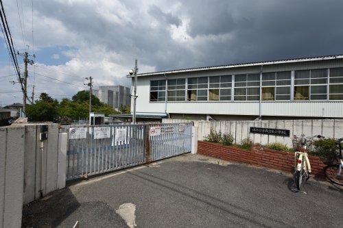 小学校　堺市立竹城台東小学校（小学校）まで472m