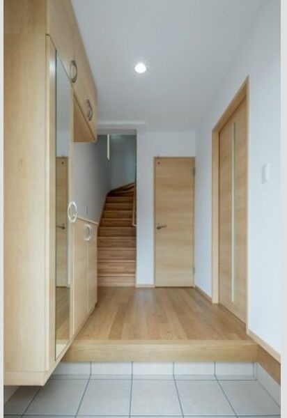 玄関　※建築中につき、他物件の写真です