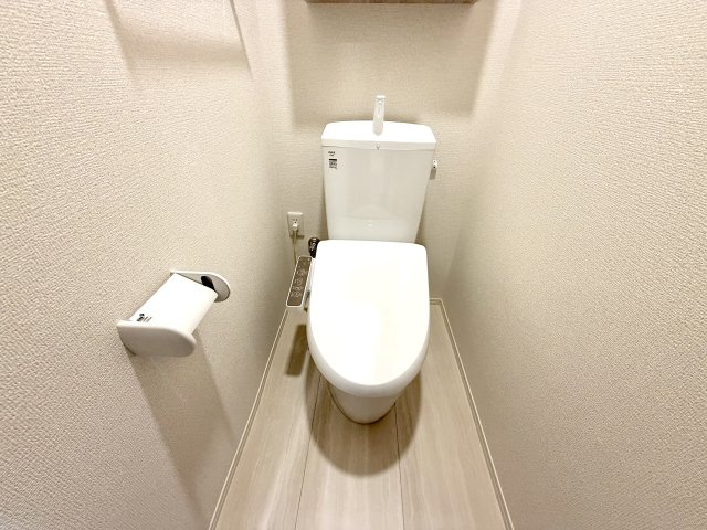 トイレ　温水洗浄便座付きのトイレです♪
