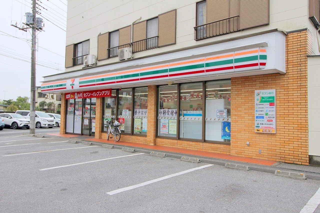 コンビニ　セブンイレブン（コンビニ）まで700m