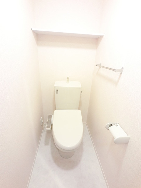 トイレ　冬でも温かく快適です。もちろん洗浄機能もついています。