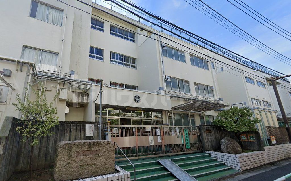 小学校　新宿区立戸山小学校（小学校）まで2500m