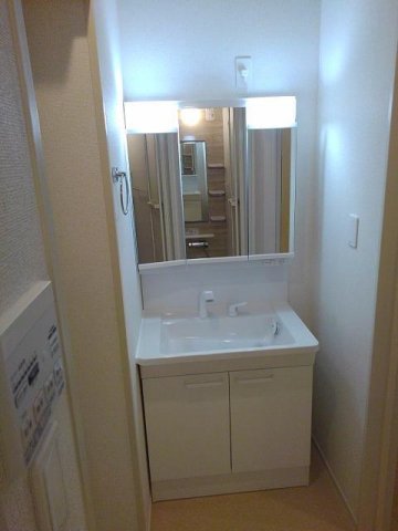 洗面設備　三面鏡の洗面台です☆