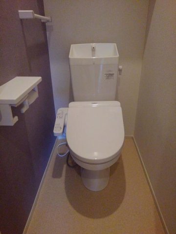 トイレ　嬉しい温水洗浄便座付きです♪