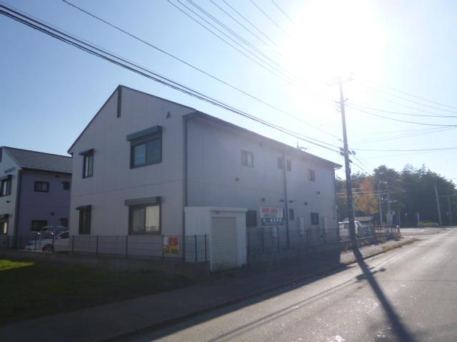 エントランス　裏側に道路が通っています。