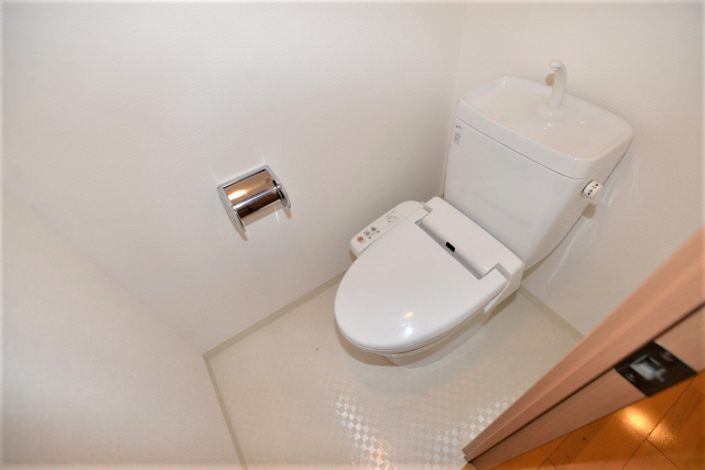 トイレ　落ち着いた色調のトイレです