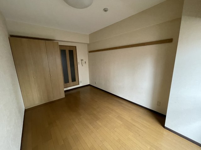 その他部屋・スペース　落ち着いた色調の寝室です