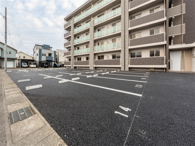 駐車場　同じ弊社建築のイメージ写真になります