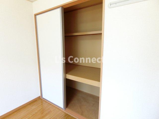 収納　段付き収納でお荷物もすっきりしまえます。