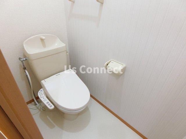 トイレ　温水洗浄便座付きのトイレ。