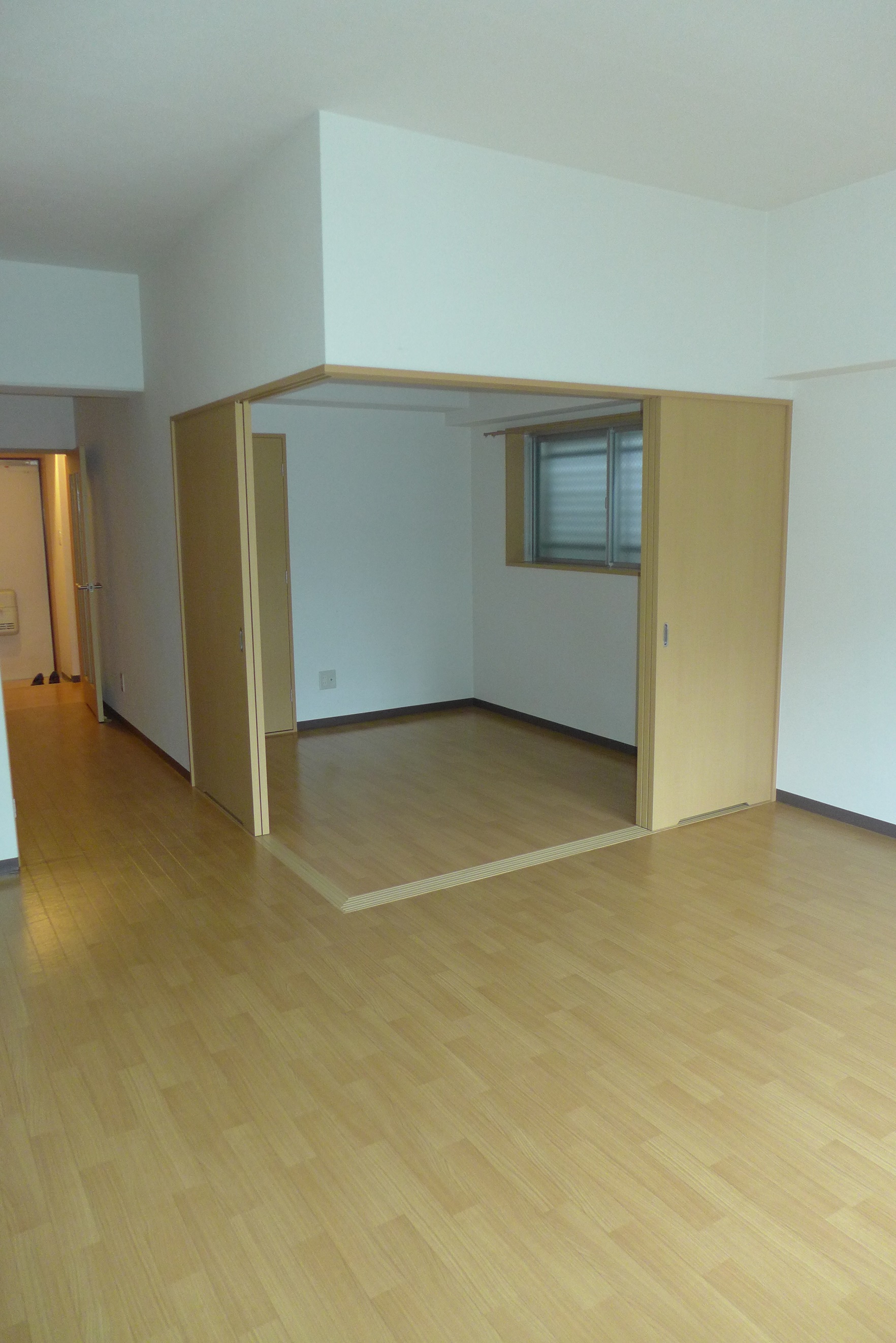 居室・リビング　玄関から