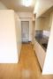 その他　洋室から見たキッチン、玄関
