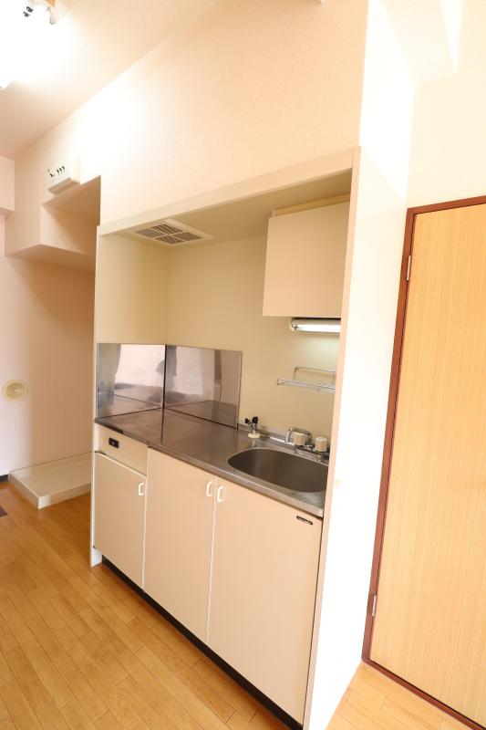 キッチン　１　上部に棚がついているキッチン