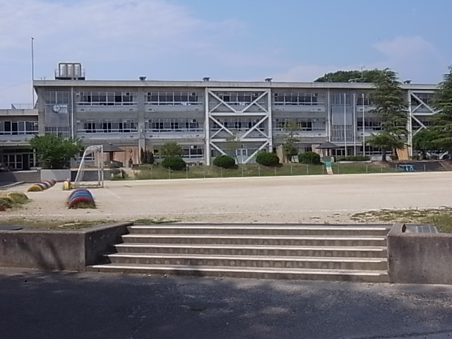 【天理市三島町のマンションの小学校】