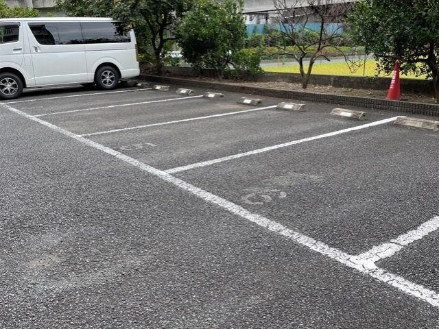 【レオパレスグランパルク小柳の駐車場】