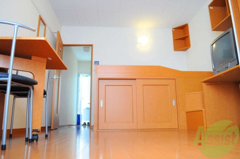 居室・リビング　折りたたみ式の机があり収納も沢山出来ます！