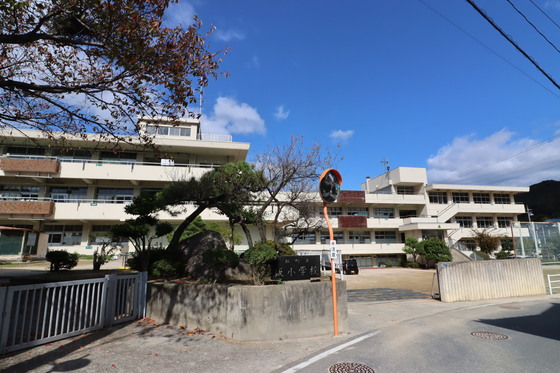 【安芸郡坂町横浜中央のマンションの小学校】