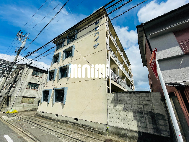 松前ハイツの建物外観