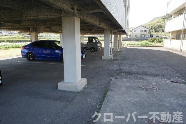 【善通寺市吉原町のマンションの駐車場】