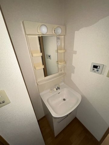 洗面設備　明るい洗面所です