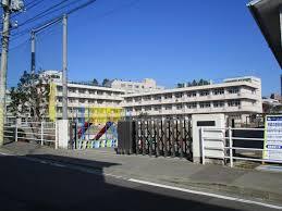 【グレイスハイツ子平町の小学校】