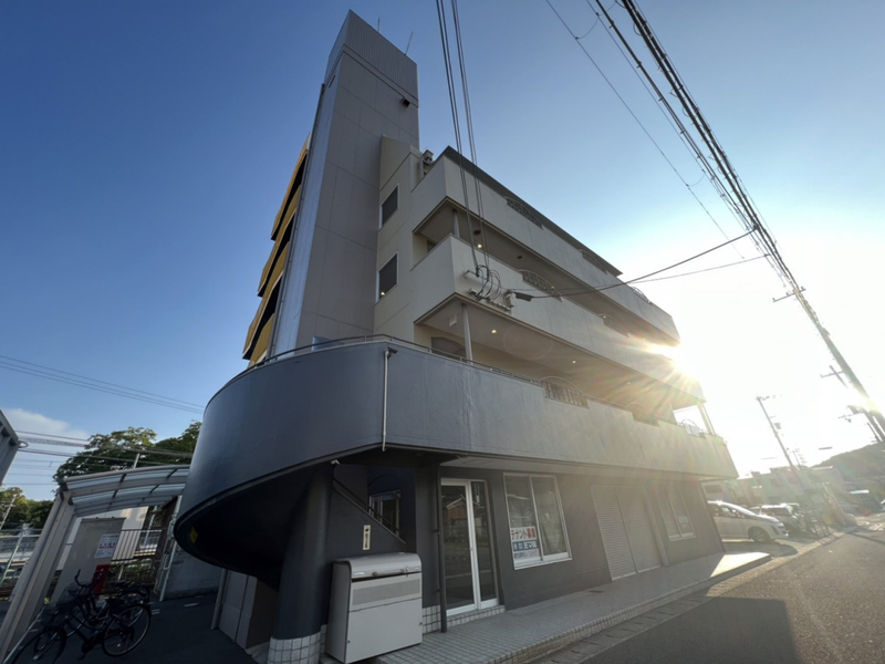 【白浜駅西マンションの建物外観】